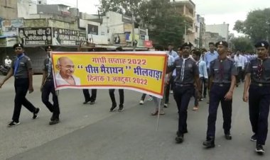 गांधी सप्ताह के तहत पीस मैराथन को एडीएम सिटी शेखावत ने हरी झंडी दिखाकर की शुरुआत