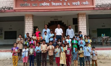 भामाशाह गिरधारी लाल सुथार ने विद्यार्थियों को पानी की बोतले की वितरित