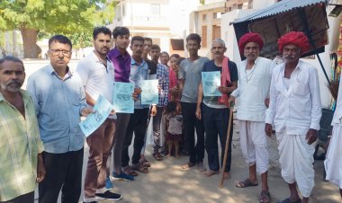 नगरपालिका के कार्मिकों के साथ मिलकर पार्षद ने आमजन को दी सरकार की कल्याणकारी योजनाओं की जानकारी