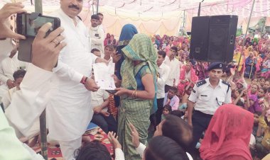 स्वयं सहायता समूहों की महिलाओ ने ग्राम विकास कार्यो की मांग हेतु कैबिनेट मंत्री को सौंपा ज्ञापन