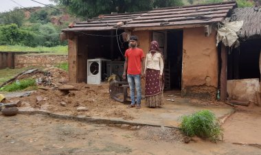 रैणी के भूडा में एक गरीब विधवा परिवार के कच्चे मकान की दीवार ढहने से परिवार बाल बाल बचा