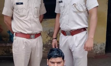 अवैध हथियारों की फैक्ट्री को संचालित करने के मामले में पुलिस ने स्थाई वारंटी को किया गिरफ्तार