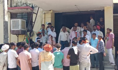 बरसात से बर्बाद हुई फसलो का मुआवजा दिलाने एवं पूर्व विधायक मीणा की प्रतिमा स्थापित करने मांग को लेकर सौंपा ज्ञापन