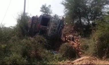 बाइक चालक को बचाने के प्रयास में डंम्फर खाई में गिरा,चालक ने कूदकर बचाई जान