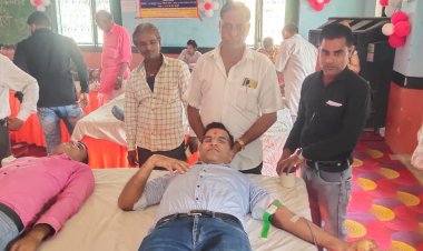 खजुरी रक्तदान शिविर मे प्रेस व प्रशासन के नुमाइंदों सहित 51 जनों ने किया रक्तदान