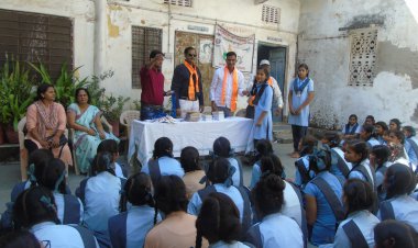 बीएसएल ने छात्राओं को फोटोयुक्त आइडेंटिटी कार्ड किए वितरित