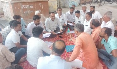 सादड़ी नगरपालिका के पार्षदो का धरना हुआ समाप्त: तहसीलदार की समझाइश पर माने कांग्रेस के पार्षद