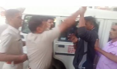 बहरोड़ के मुख्य चैराहे पर पुलिस से उलझते दिखाई दिए युवक