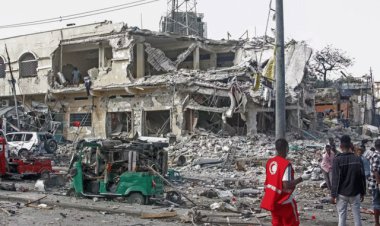 कार में हुए बम धमाके के बाद चारों तरफ तबाही का मंजर: 100 लोगों की मौत और लगभग 300 घायल