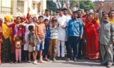 करोड़ों रुपए की लागत से बना प्राथमिक स्वास्थ्य केंद्र फांक रहा धूल: 6 माह से नहीं है चिकित्सक, ग्रामीणों ने किया विरोध प्रदर्शन