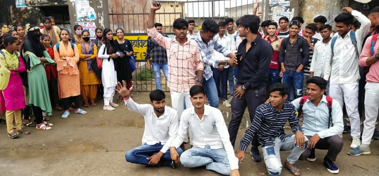 गोविंदगढ़ के बाद रामगढ महाविद्यालय के गेट पर विद्यार्थियों ने जड़ा ताला: स्टाफ की कमी व मूलभूत सुविधाओं के अभाव से आक्रोशित होकर दी भूख हड़ताल की चेतावनी