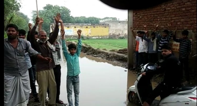 रामगढ़ उपखंड के चौमा में गंदे पानी की समस्या से तंग आकर ग्रामीणों ने किया विरोध प्रदर्शन