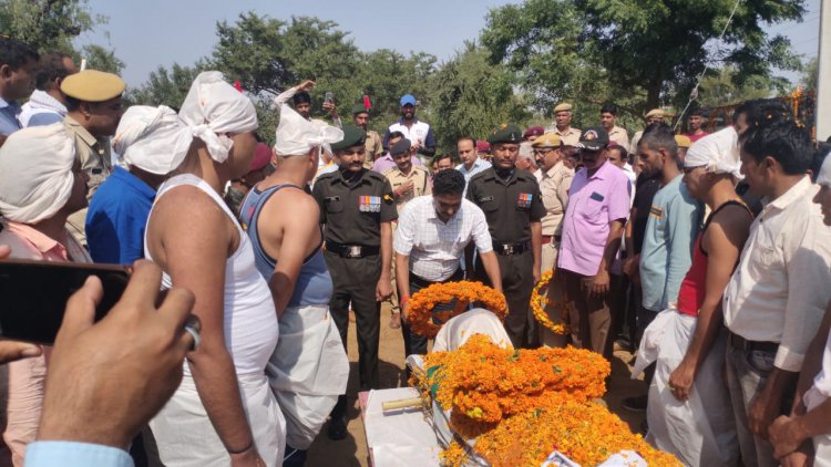 शहीद जयसिंह बांगड़वा की राजकीय सम्मान के साथ अंत्येष्टि: 5 साल की बेटी निर्वी ने दी मुखाग्नि