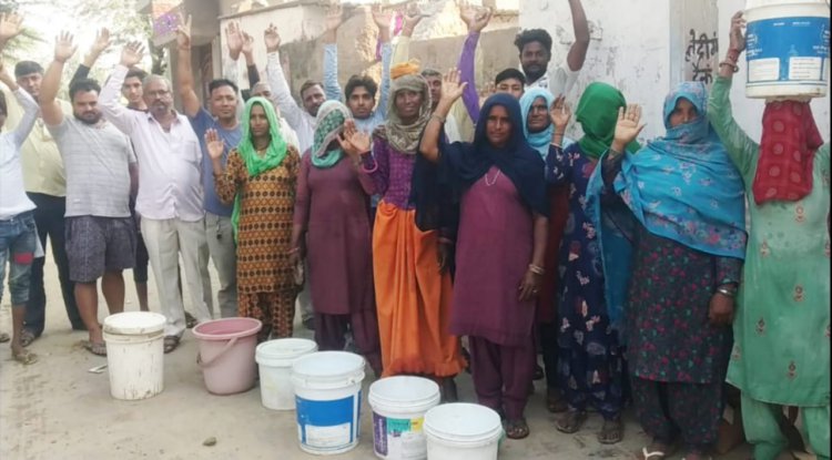 एक तरफ धनतेरस और दिपावली की खुशियां  दूसरी तरफ  माणकी गांव की महिलाए पीने के पानी के लिए कर रही धरना प्रदर्शन