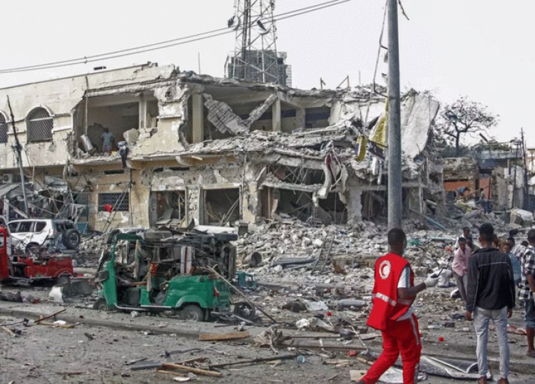 कार में हुए बम धमाके के बाद चारों तरफ तबाही का मंजर: 100 लोगों की मौत और लगभग 300 घायल