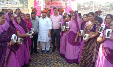 पोषण मेले मे राज्य मंत्री धीरज गुर्जर द्वारा आंगनबाड़ी कार्यकर्ताओं को स्टेज पर बिठाना बना चर्चा का विषय