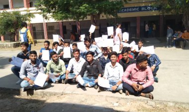 परिणाम में हुई विसंगतियों को लेकर सैकड़ों छात्रों ने किया महाविद्यालय में प्रदर्शन