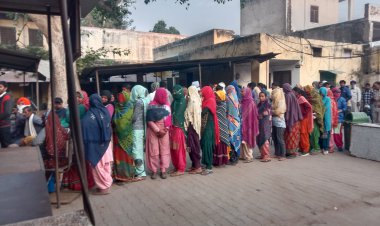 खाद की किल्लत ने किसानों की बढ़ाई टेंशन: सुबह 4 बजे से भूखे प्यासे लाइन में लगने के बावजूद भी लौट रहे खाली हाथ