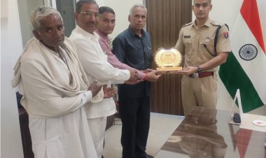 इंसानियत ग्रुप के संस्थापक कैप्टन ताखर ने झुन्झुनू पुलिस अधीक्षक को स्मृति चिन्ह किया भेंट