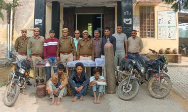 कठूमर पुलिस की कार्यवाही: बैंक एटीएम डकैती की योजना बनाते हुए तीन अभियुक्त मय हथियार व मोटरसाइकिल गिरफ्तार