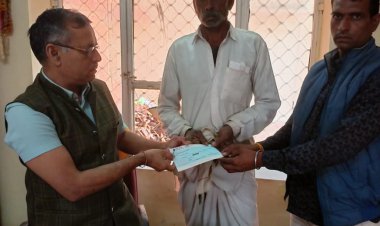 डिस्कॉम की ओर से मृतक के परिजनों को सौंपा पांच लाख सहायता राशि का चैक