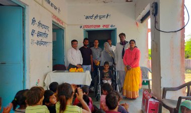 व्हील चेयर पर बैठते ही खिल उठा दिव्यांग हरीश का चेहरा