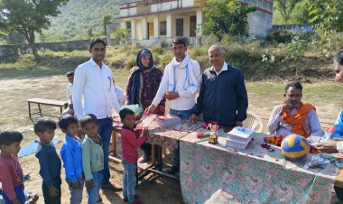 विद्यालय में शिक्षण सामग्री व फल वितरित कर मनाया अपनी बेटी का जन्मदिन