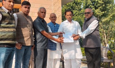 दलेलपुरा कैप्टन ताखर ने  किसानों की बीज वितरण व अन्य समस्याओं को लेकर किसान आयोग के अध्यक्ष  महादेव सिंह खंडेला को सौंपा ज्ञापन