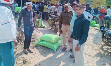 प्रशासन की मौजूदगी में वितरित किया किसानों को यूरिया खाद