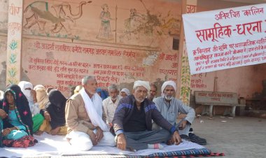 कब्रिस्तान की जमीन से कब्जा हटवाने की मांग को लेकर समुदाय विशेष के लोग बैठे अनिश्चितकालीन धरने पर