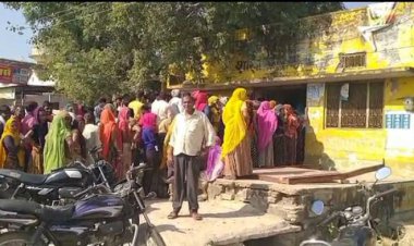 यूरिया खाद लेने के लिए दुसरे दिन भी उमड़ी भीड़