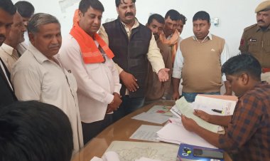 नगर पालिका द्वारा विवादित भूमि पर स्थगन आदेश के बावजूद चारदीवारी किए जाने को लेकर सौपा ज्ञापन