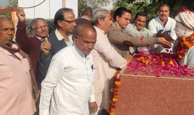 महात्मा फूले की 132वीं पुण्यतिथि मनाई, पुष्प अर्पित कर दी श्रद्धांजलि