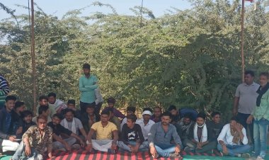 लीज कार्मिकों की दादागिरी से आमजन मे दहशत,ग्रामीणों ने दिया धरना