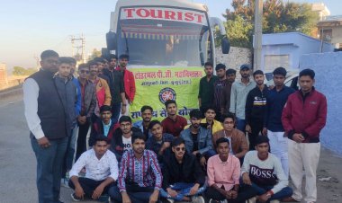 श्री टोडरमल पीजी महाविद्यालय सचिव पवन मिश्रा ने हरि झंडी दिखाकर बस को किया  रवाना