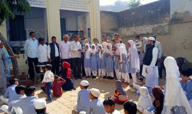 मदरसा इस्लामिया कुजूल उलुम शिक्षण संस्थान में बाल गोपाल योजना के तहत बच्चों को पिलाया दूध