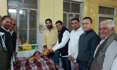 मंत्री टीकाराम जूली के जन्मदिन पर मरीजों व झुग्गी झोपड़ियों में बांटे फल