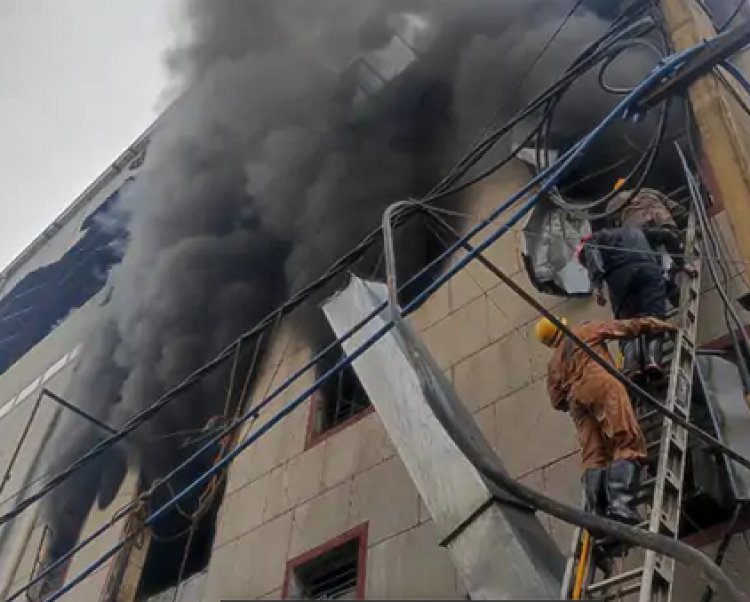 दिल्ली की फुटवियर फैक्ट्री में तीसरी मंजिल पर ब्लास्ट के साथ लगी आग: 2 की मौत,18 झुलसे