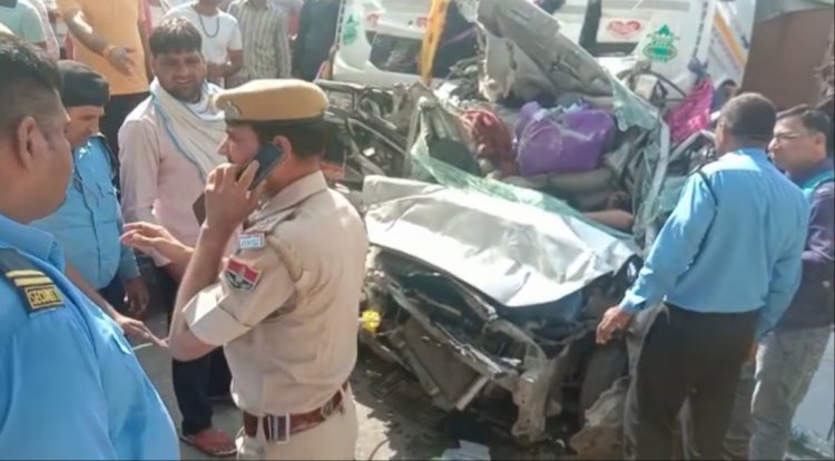 जयपुर-आगरा नेशनल हाईवे स्थित अमोली टोल प्लाजा पर ट्रोला ने कार को बुरी तरह रौंदा: दो की मौत