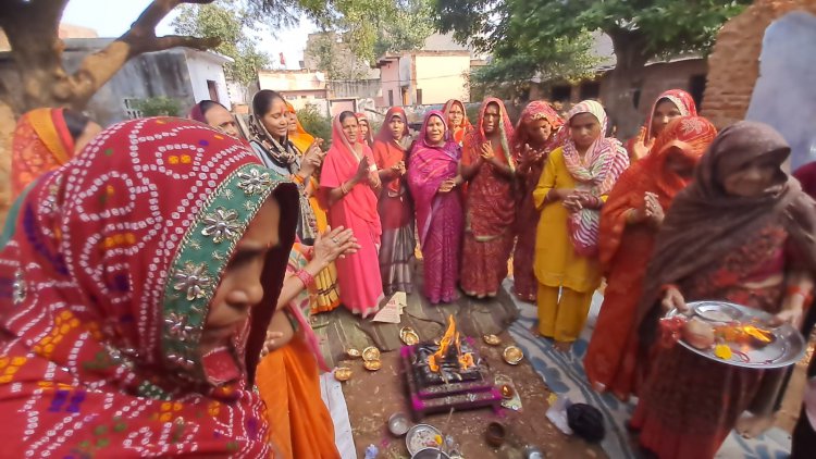 कार्तिक मास पूर्ण होने पर गांव की परिक्रमा कर महिला श्रद्धालुओं ने देवालयों पर किया दीपदान