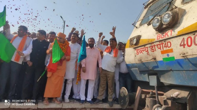 बाड़मेर-मथुरा ट्रेन का हुआ शुभारंभ: गोविंदगढ़ से सांसद बालक नाथ ने झंडी दिखा दी रवानगी