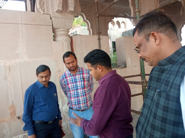 जिला कलक्टर ने बिहारीजी के मंदिर के निर्माण कार्याें का किया निरीक्षण