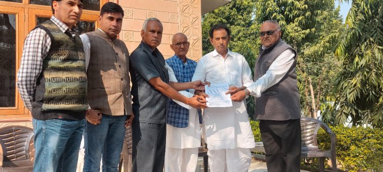 दलेलपुरा कैप्टन ताखर ने  किसानों की बीज वितरण व अन्य समस्याओं को लेकर किसान आयोग के अध्यक्ष  महादेव सिंह खंडेला को सौंपा ज्ञापन