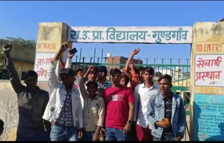 शिक्षा राज्यमंत्री के गृह क्षेत्र में अध्यापको का टोटा:ग्रामीणों ने विद्यालय गेट पर की तालाबंदी, कामां जुरहरा मार्ग पर लगाया जाम