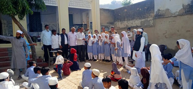 मदरसा इस्लामिया कुजूल उलुम शिक्षण संस्थान में बाल गोपाल योजना के तहत बच्चों को पिलाया दूध