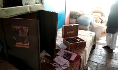 वैर कृषि उपज मंडी में हुई चोरी लाखो की नगदी पार ,चोरी के विरोध में दुकानदारों ने मंडी गेट का लगाया ताला