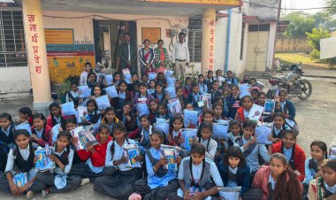 कस्तूरबा गांधी आवासीय छात्रावास में स्कूल ड्रेस व स्टेशनरी की वितरित