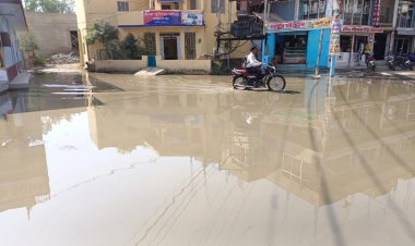 पुलिस चौकी के सामने सडक पर भरा सिवरेज का गंदा पानी: बदबू से आमजन परेशान