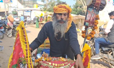 ठाकुर जी को गंगासागर स्नान कराने के लिए साइकिल से निकला संत
