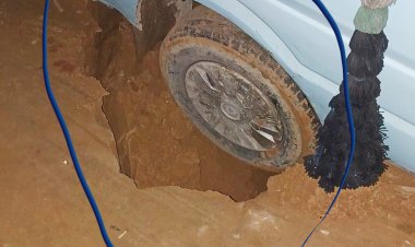 सिवरेज के नाम पर लीपापोती, एल एंड टी द्वारा बनाई रोड़ पर गड्ढे में धंसा टायर